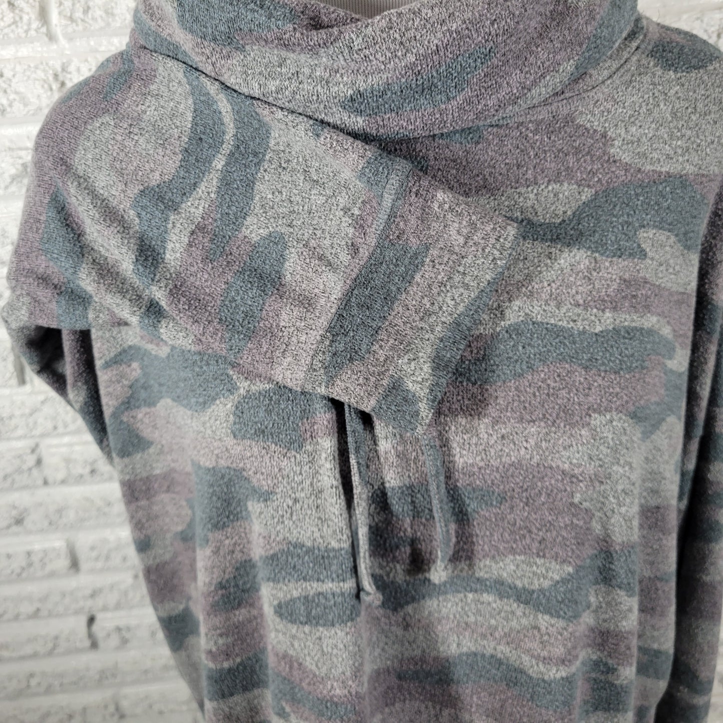Maurices Sweatshirt Sweater 1X Plus Gray Green Camo Turtleneck Pullover CAM9E
