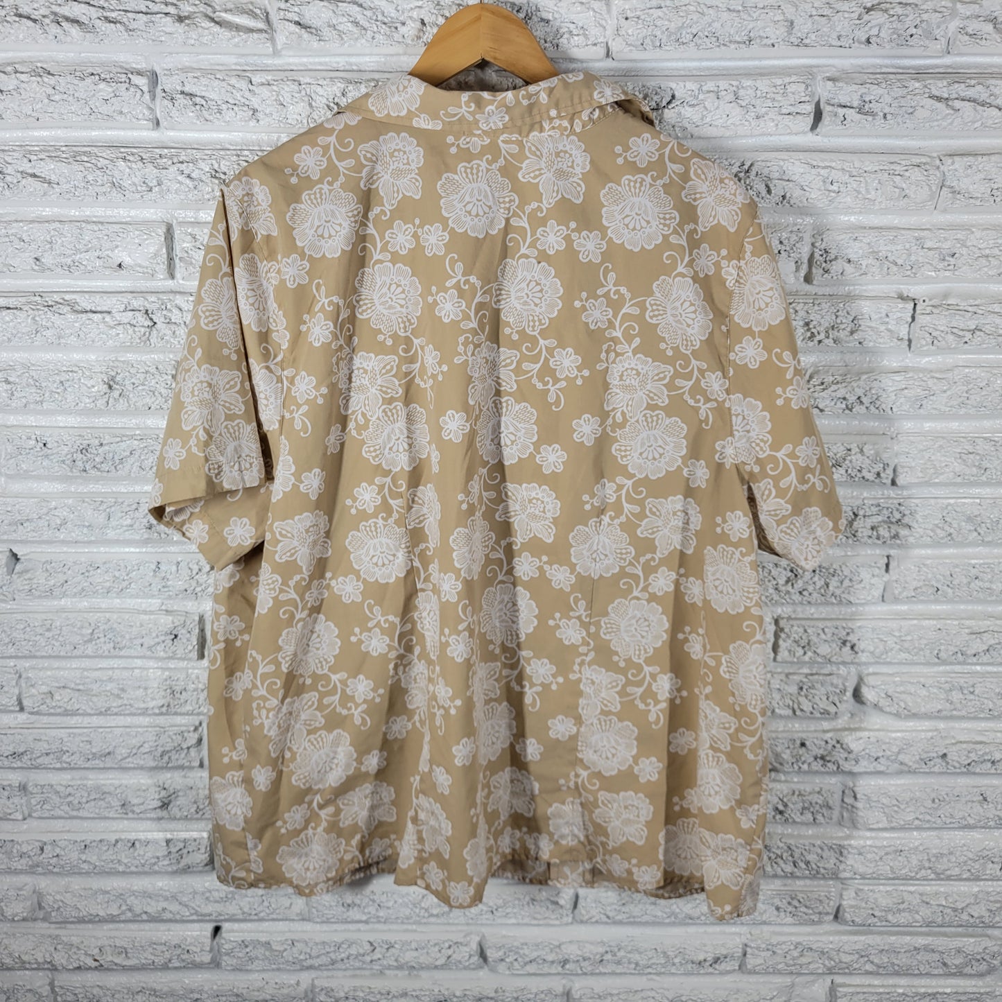 White Stag Women Plus 3X Tan White Floral Short Sleeve Button Up FLO190XE
