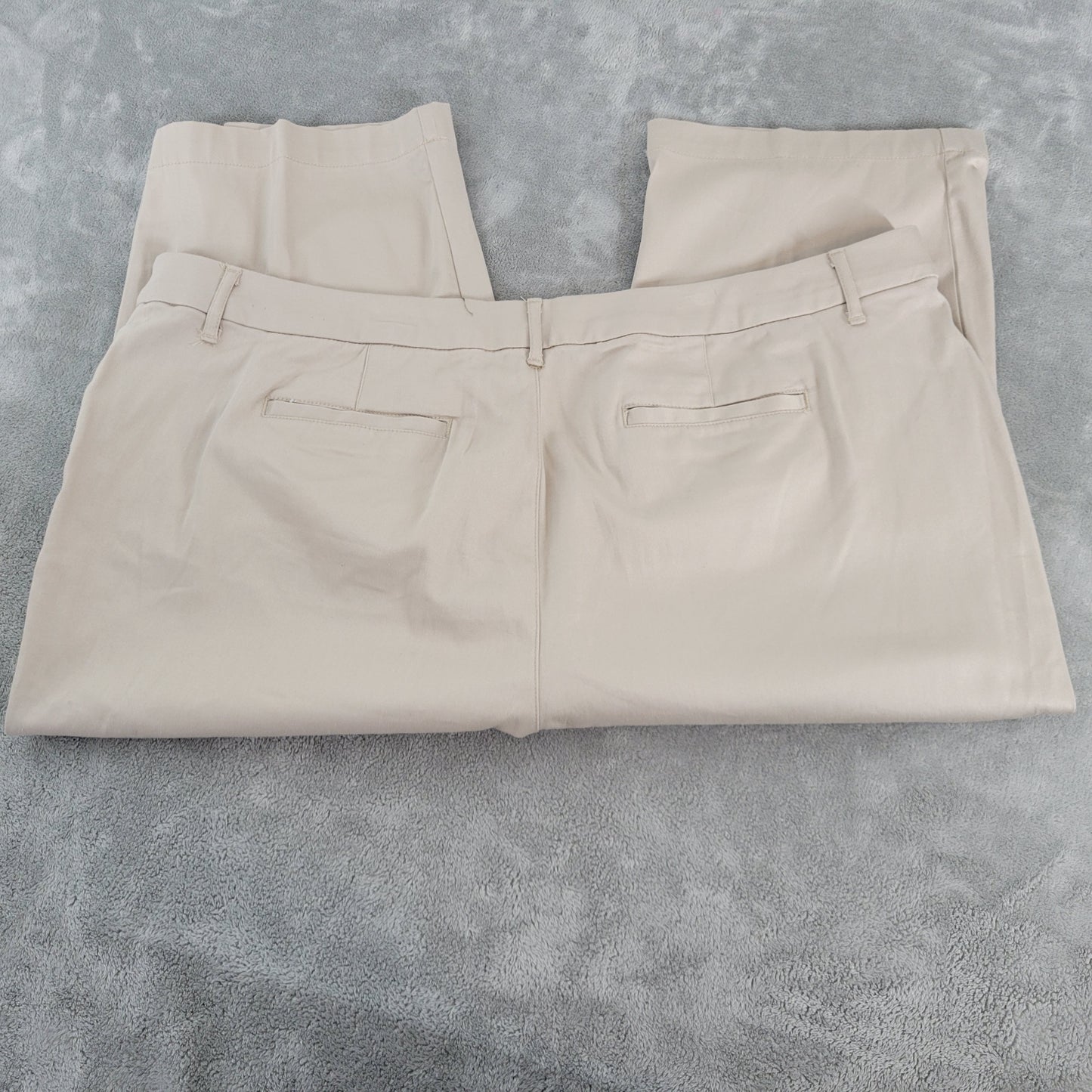 St. John's Bay Plus 24W Beige Capri Pants 44 Waist Straight Leg Stretch D12E