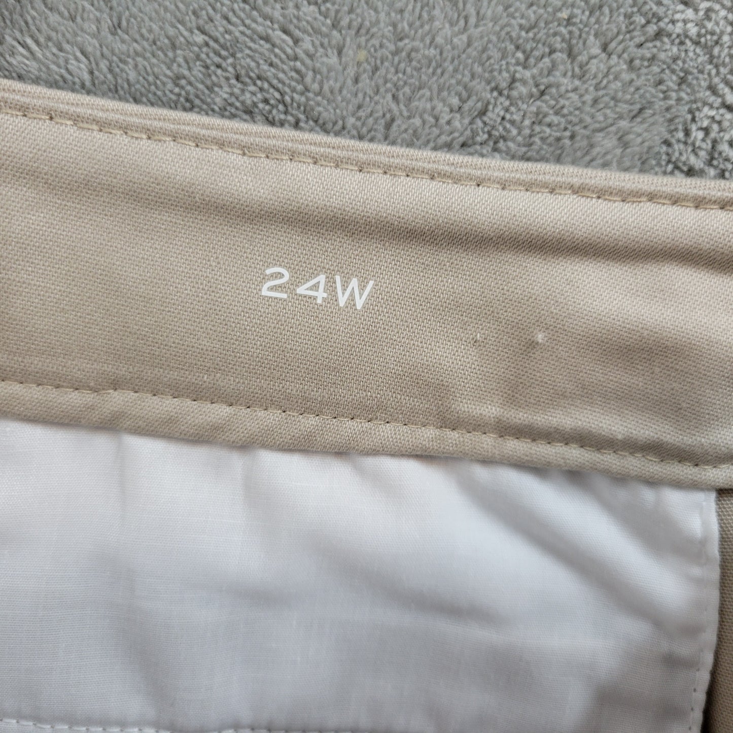 St. John's Bay Plus 24W Beige Capri Pants 44 Waist Straight Leg Stretch D12E