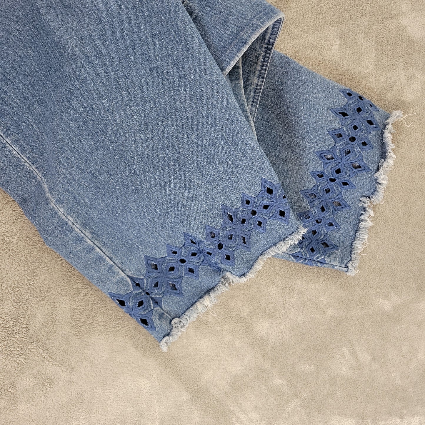 Ruby Rd Jeans 20W Plus Medium Blue Cropped Pull On Eyelet Fringe SL112E