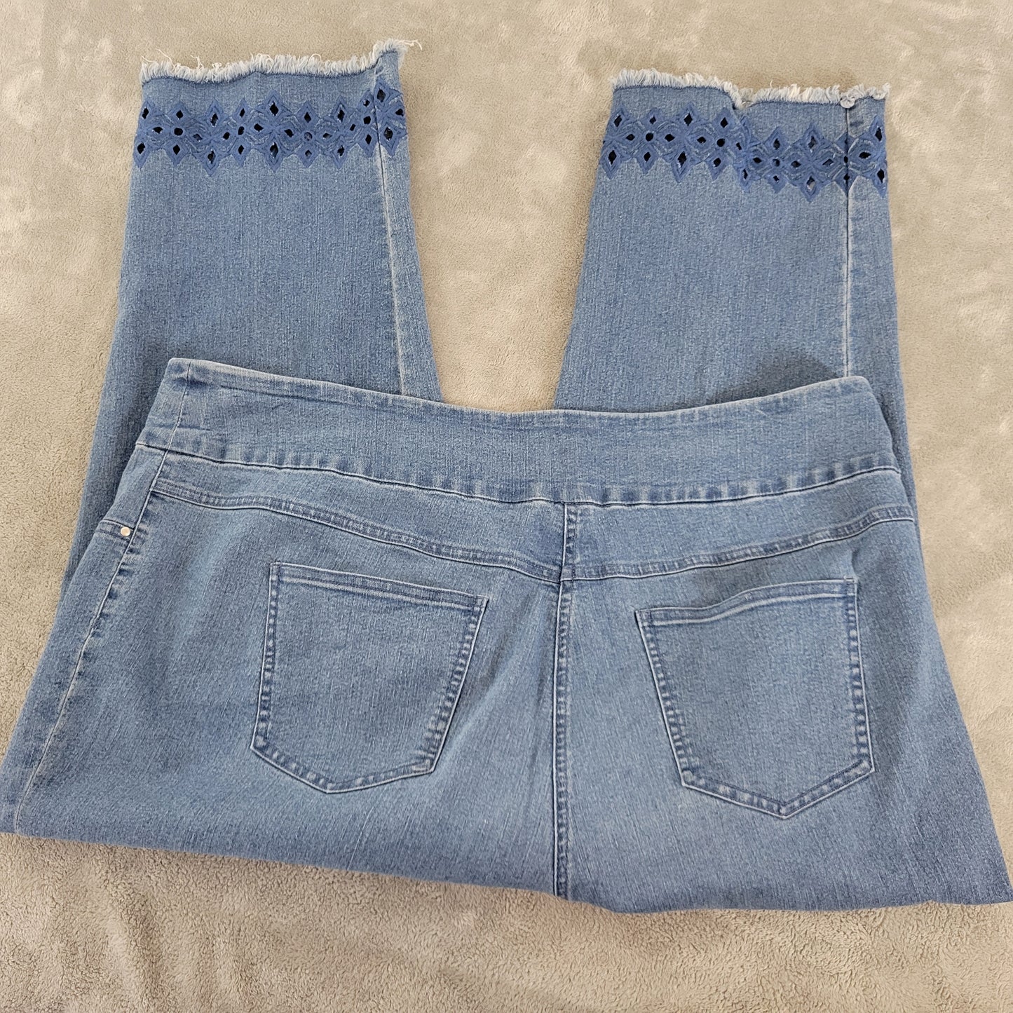 Ruby Rd Jeans 20W Plus Medium Blue Cropped Pull On Eyelet Fringe SL112E