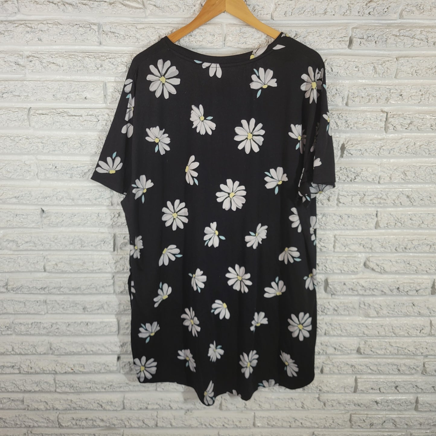 Secret Treasures Nightgown Pajama Top L/XL Black White Floral Lazy Daisy FLO16E