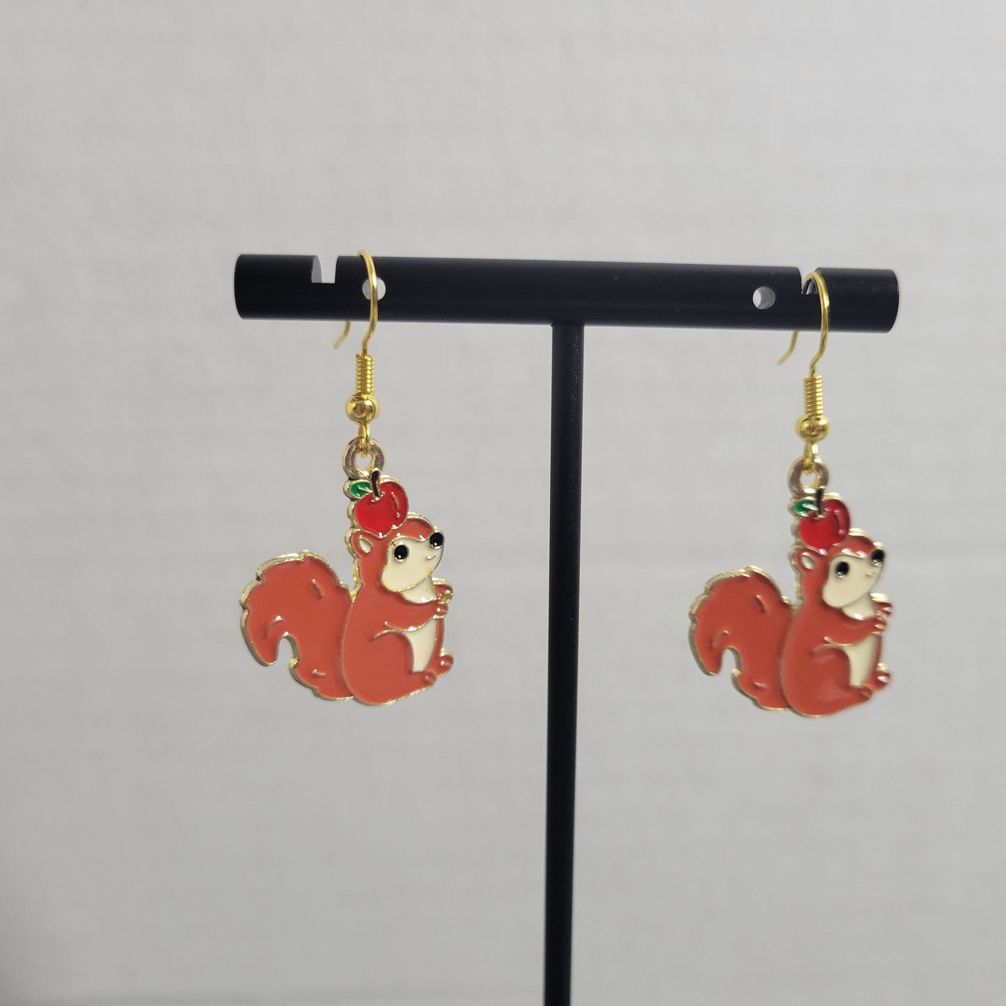 Squirrel Dangle Earrings Gold Tone Cute Fall Autumn Animal Woodland Apple E123E