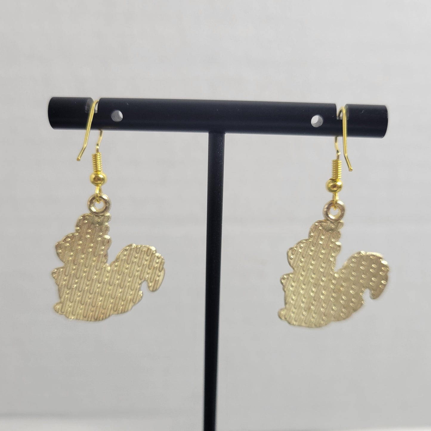 Squirrel Dangle Earrings Gold Tone Cute Fall Autumn Animal Woodland Apple E123E