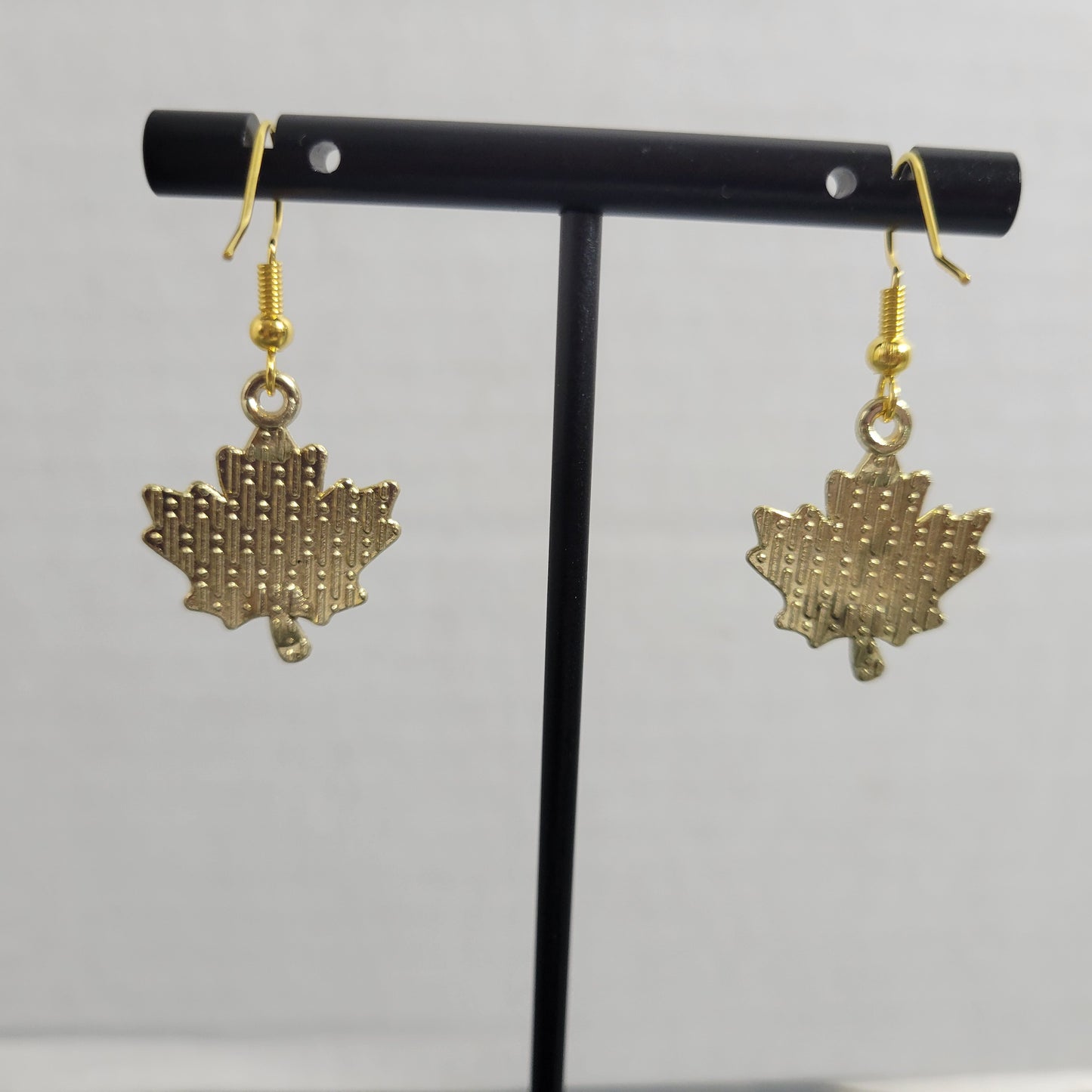 Maple Leaf Dangle Earrings Gold Tone Fall Autumn Harvest Thanksgiving E122E