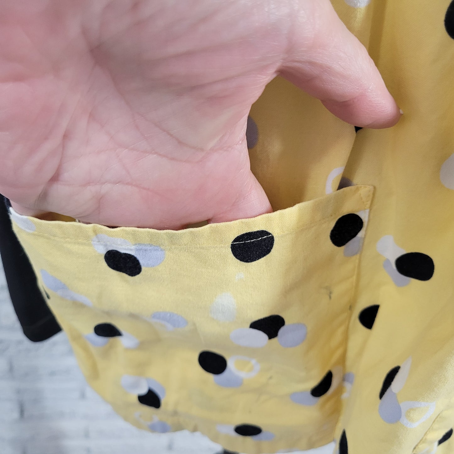 Cherokee Scrub Top XL Yellow Black Polka Dot Stretch Panels Unisex GEO86E