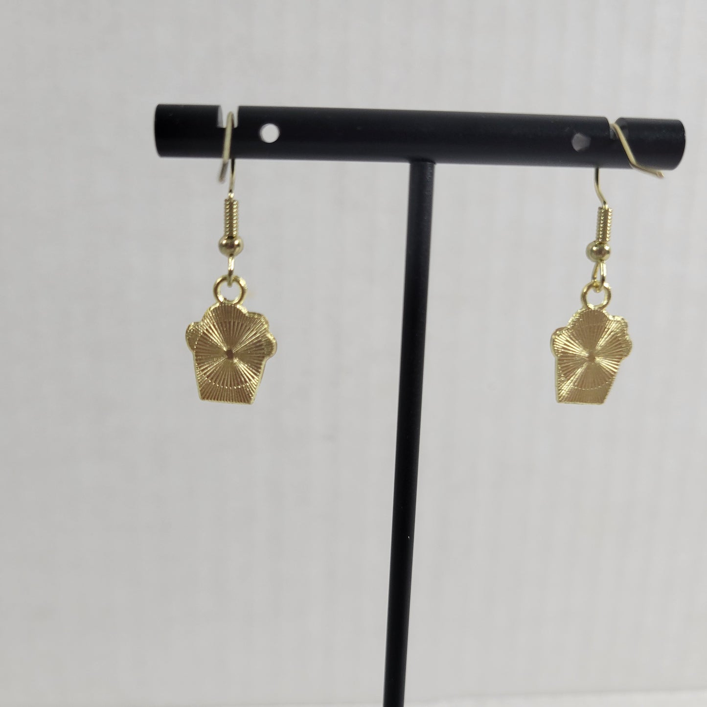 Cupcakes Earrings Gold Tone Green One Pair Sweets Novelty Fun