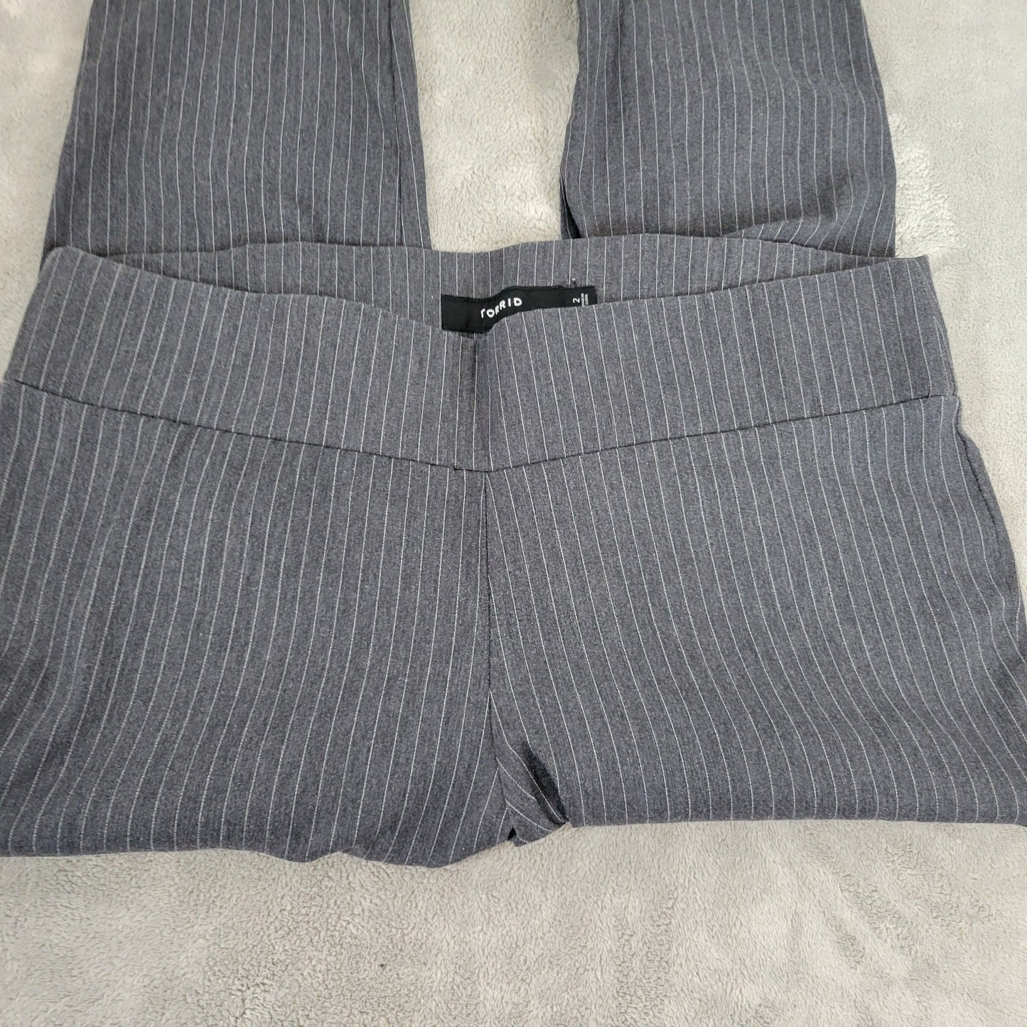 Torrid 2X Capri Pants Black White Pinstripe Pull On Elastic Waist Stretch STR54E