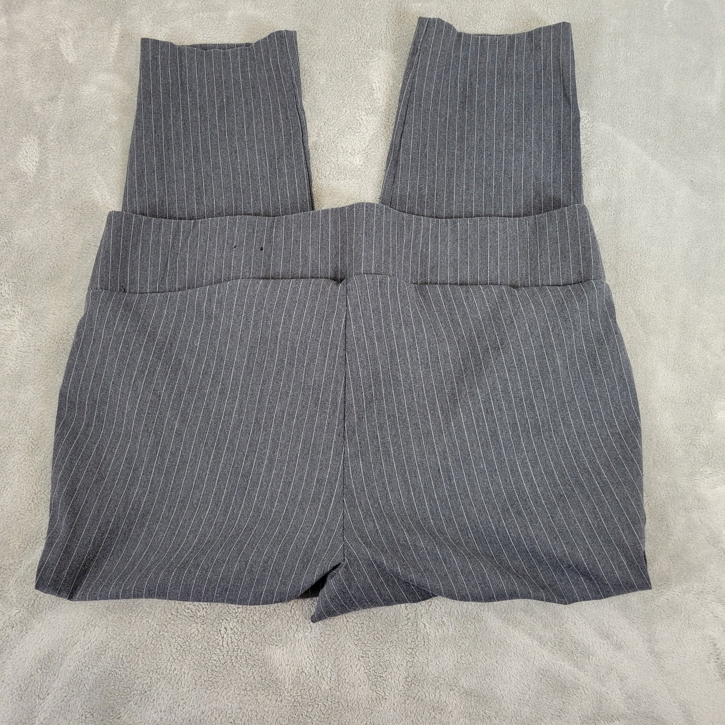 Torrid 2X Capri Pants Black White Pinstripe Pull On Elastic Waist Stretch STR54E