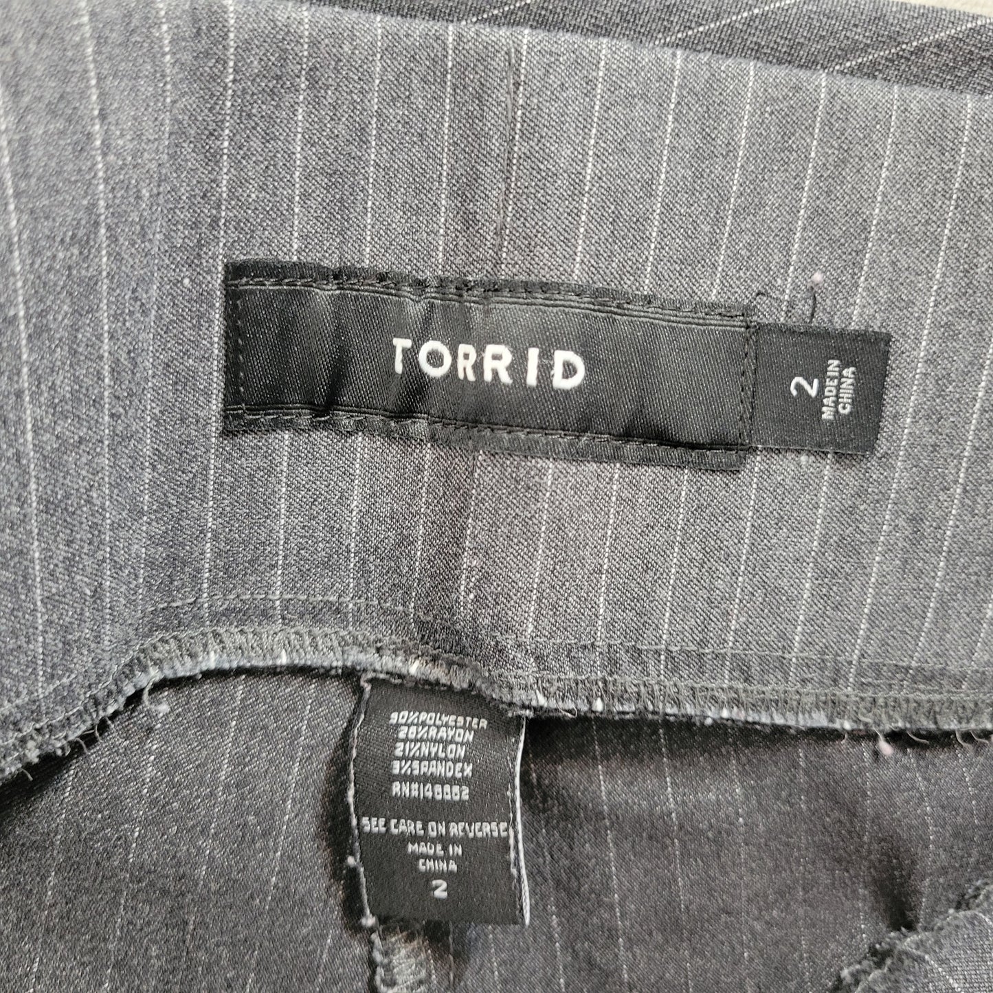 Torrid 2X Capri Pants Black White Pinstripe Pull On Elastic Waist Stretch STR54E