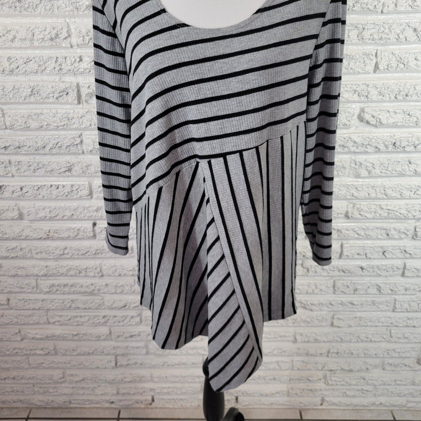 Slinky Brand Top 1X Gray Black Striped Asymmetric Handkerchief Hem STR20E