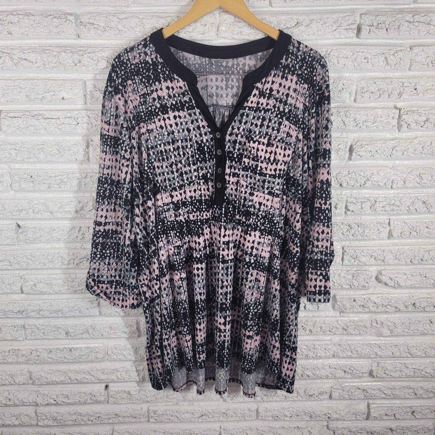 Avenue 26/28 Plus Top Black Pink Geometric V-Neck Roll Tab 3/4 Sleeve GEO57XE