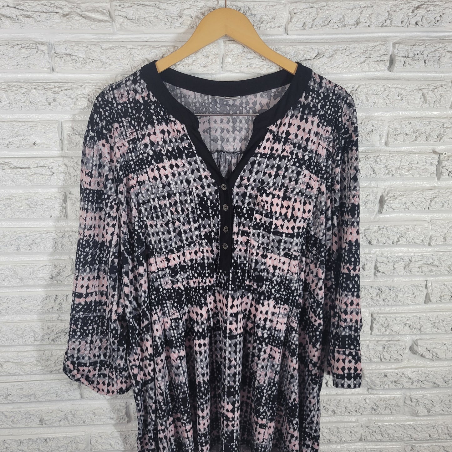 Avenue 26/28 Plus Top Black Pink Geometric V-Neck Roll Tab 3/4 Sleeve GEO57XE