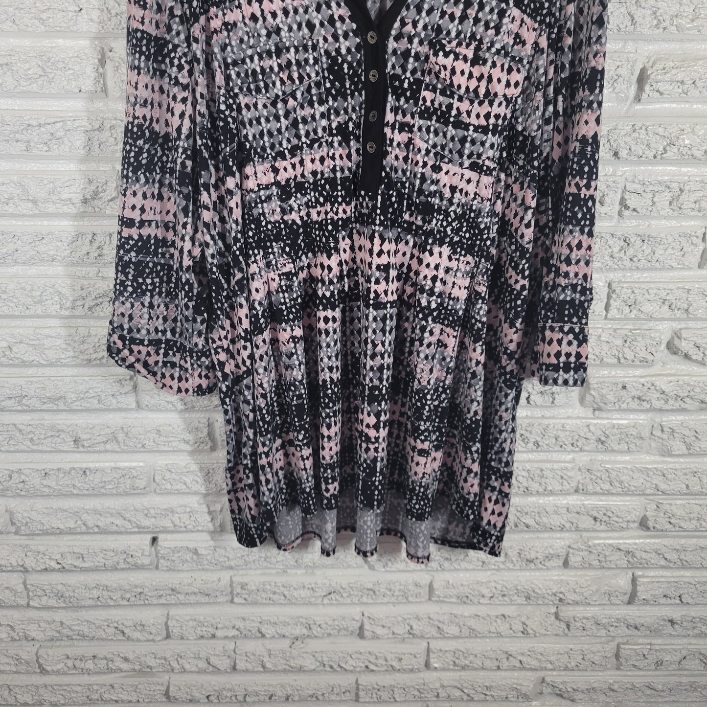 Avenue 26/28 Plus Top Black Pink Geometric V-Neck Roll Tab 3/4 Sleeve GEO57XE