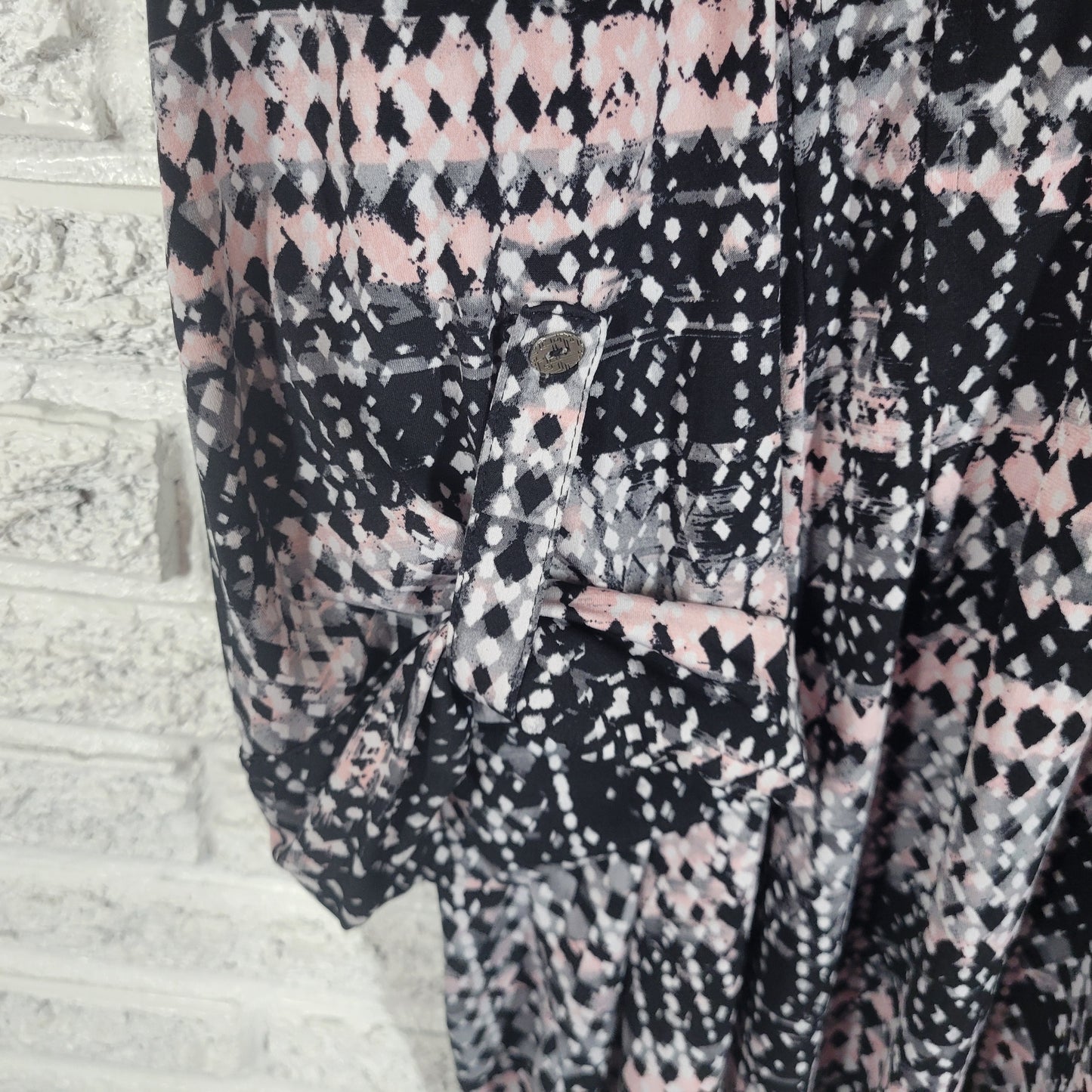 Avenue 26/28 Plus Top Black Pink Geometric V-Neck Roll Tab 3/4 Sleeve GEO57XE