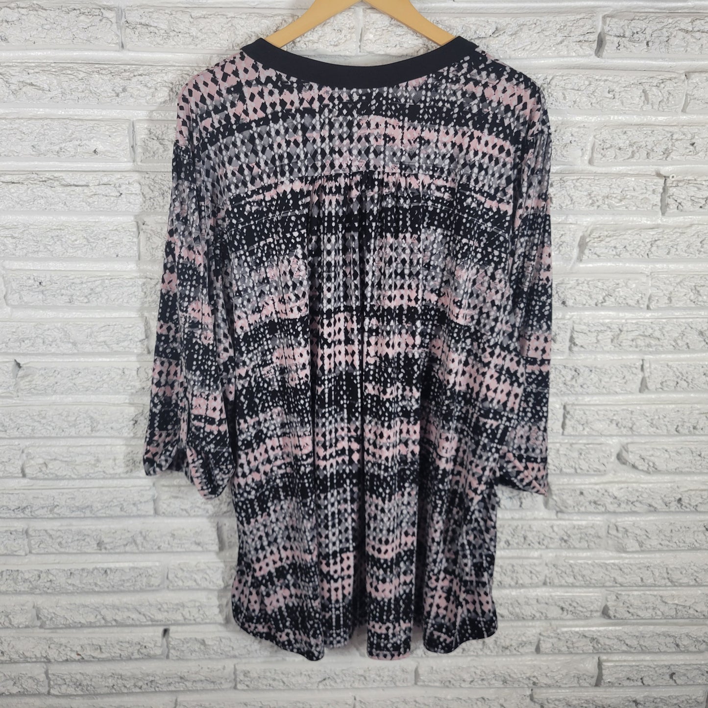 Avenue 26/28 Plus Top Black Pink Geometric V-Neck Roll Tab 3/4 Sleeve GEO57XE