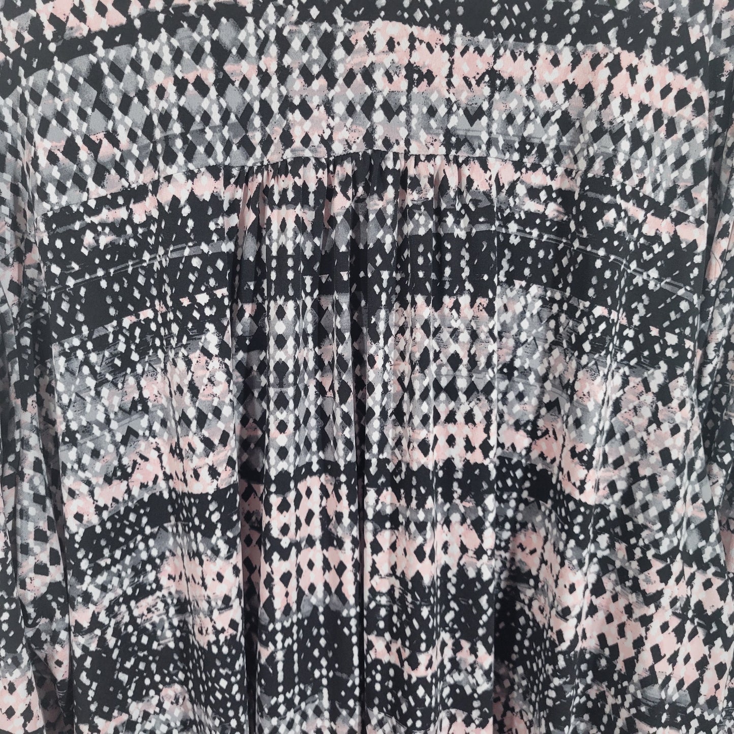 Avenue 26/28 Plus Top Black Pink Geometric V-Neck Roll Tab 3/4 Sleeve GEO57XE
