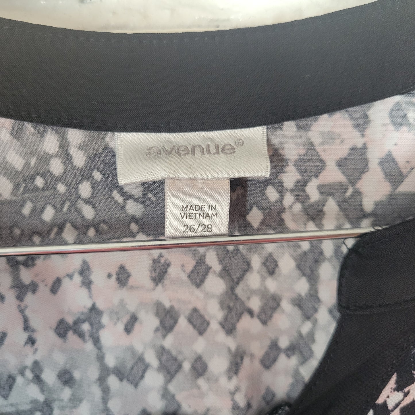 Avenue 26/28 Plus Top Black Pink Geometric V-Neck Roll Tab 3/4 Sleeve GEO57XE