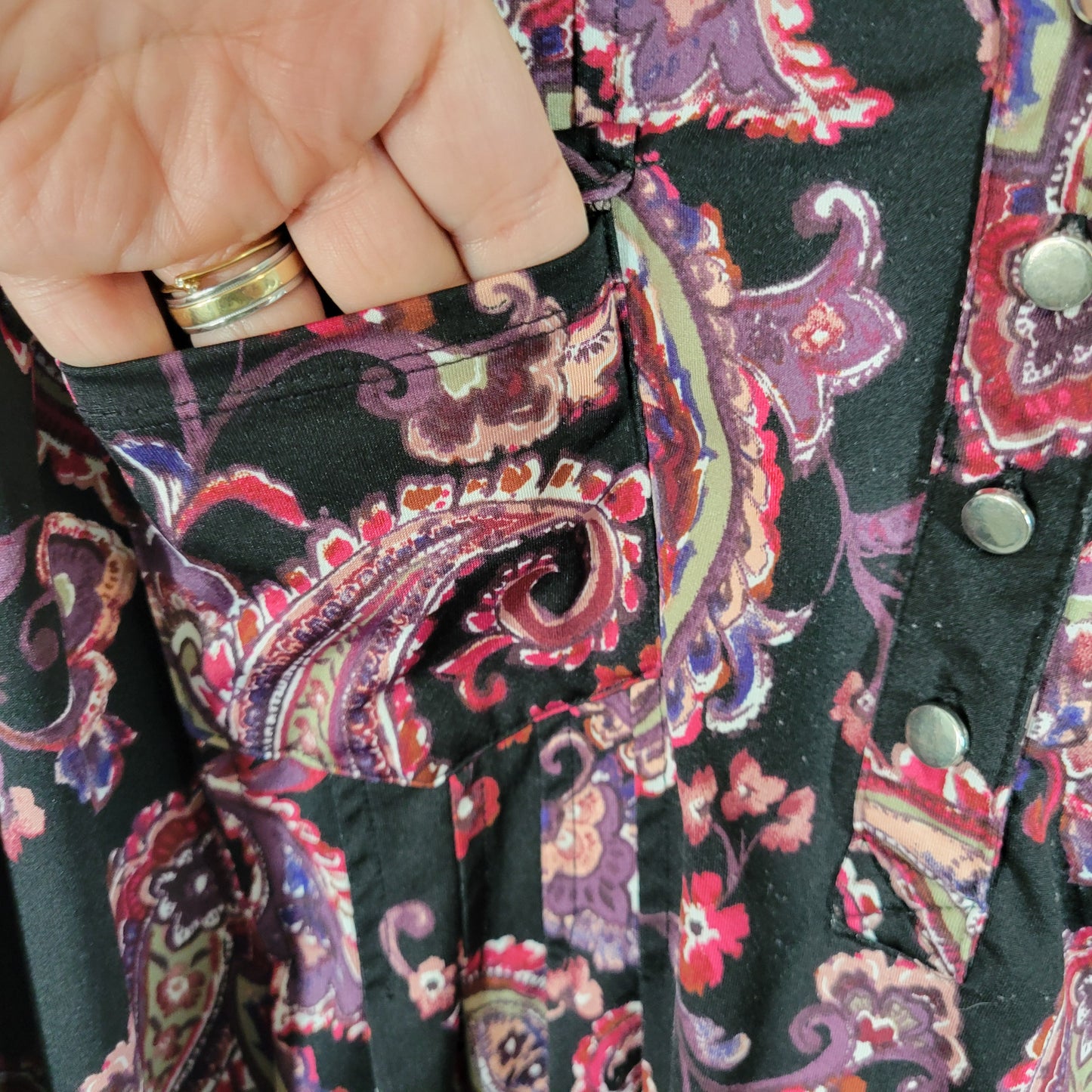 Avenue 18/20 Black Purple Paisley Roll Tab V-Neck Top Button Shirt PAI17E
