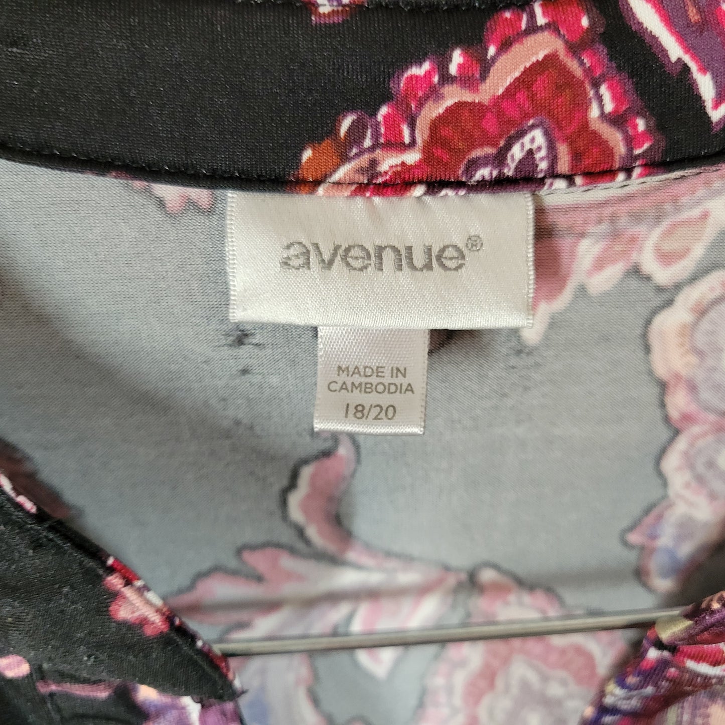 Avenue 18/20 Black Purple Paisley Roll Tab V-Neck Top Button Shirt PAI17E