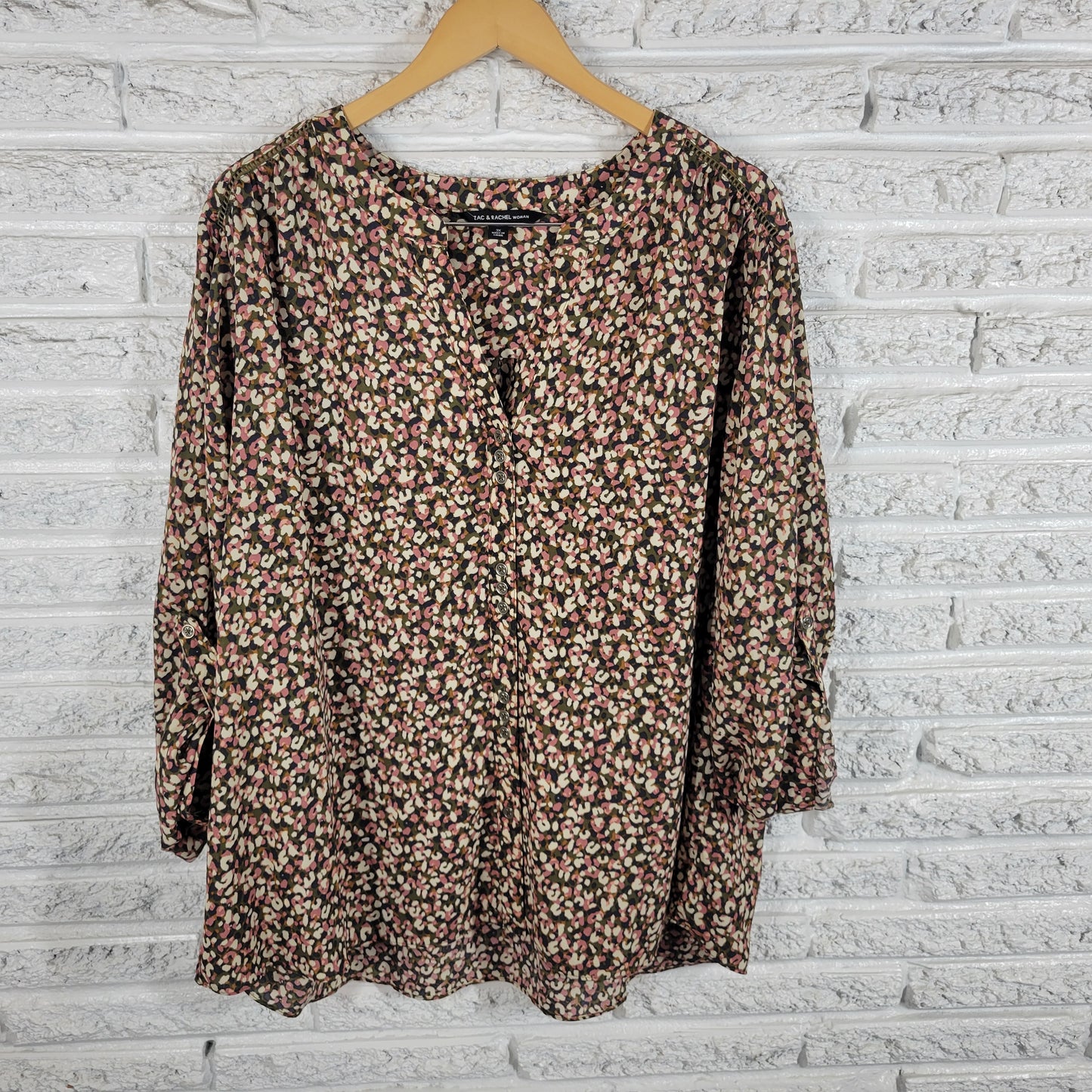 Zac & Rachel Plus 3X Top Womens Blouse V Neck Roll Tab Sleeve Button Up WAT67E