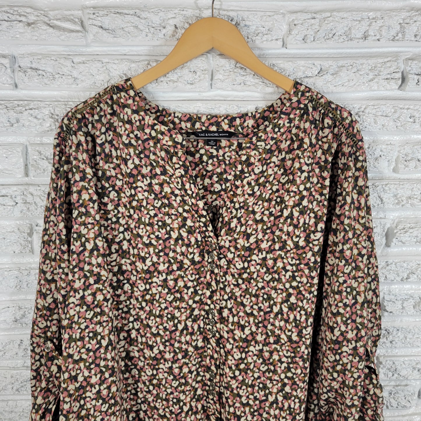 Zac & Rachel Plus 3X Top Womens Blouse V Neck Roll Tab Sleeve Button Up WAT67E