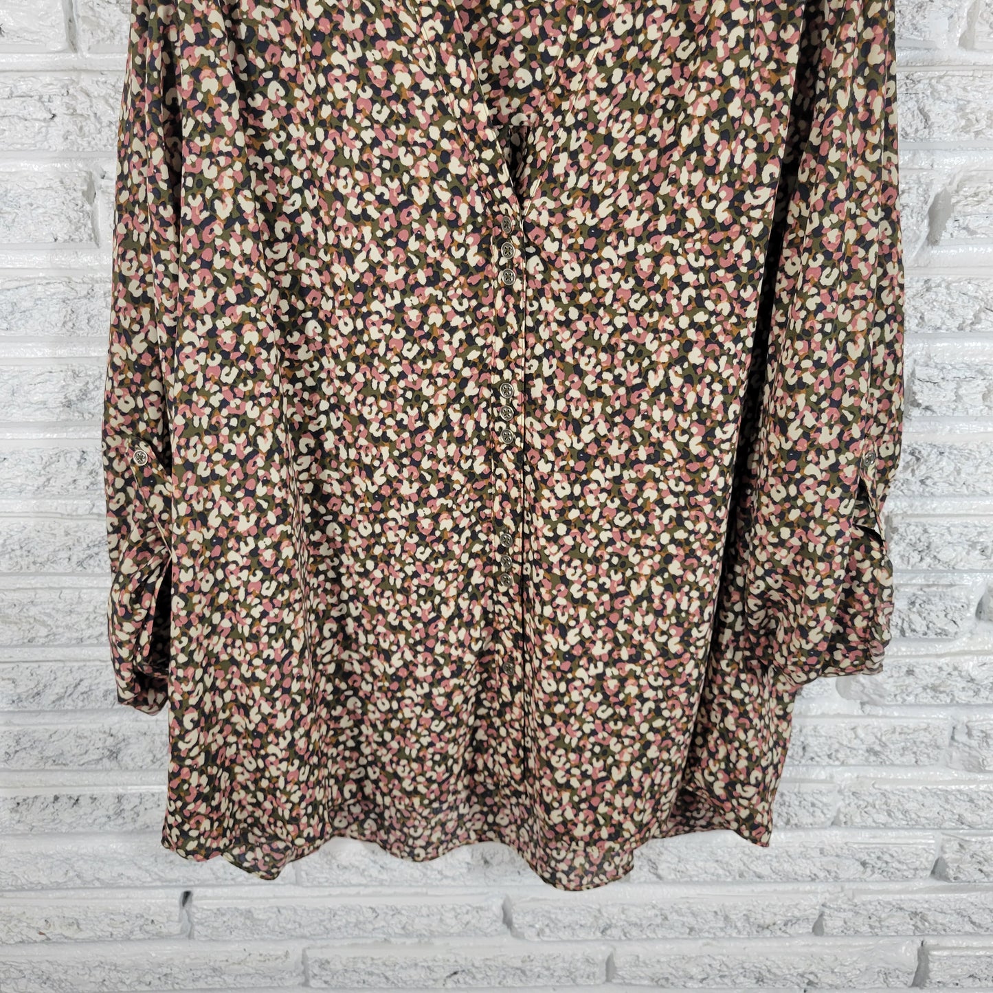 Zac & Rachel Plus 3X Top Womens Blouse V Neck Roll Tab Sleeve Button Up WAT67E