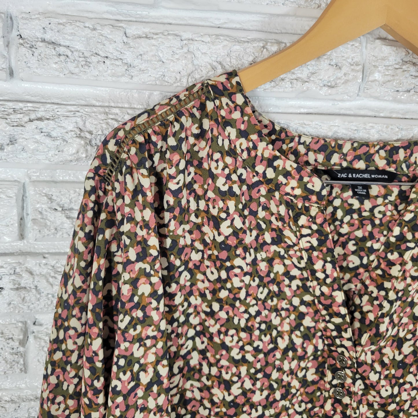 Zac & Rachel Plus 3X Top Womens Blouse V Neck Roll Tab Sleeve Button Up WAT67E