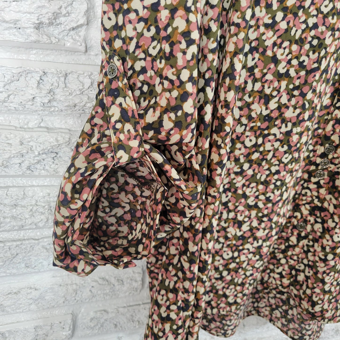 Zac & Rachel Plus 3X Top Womens Blouse V Neck Roll Tab Sleeve Button Up WAT67E