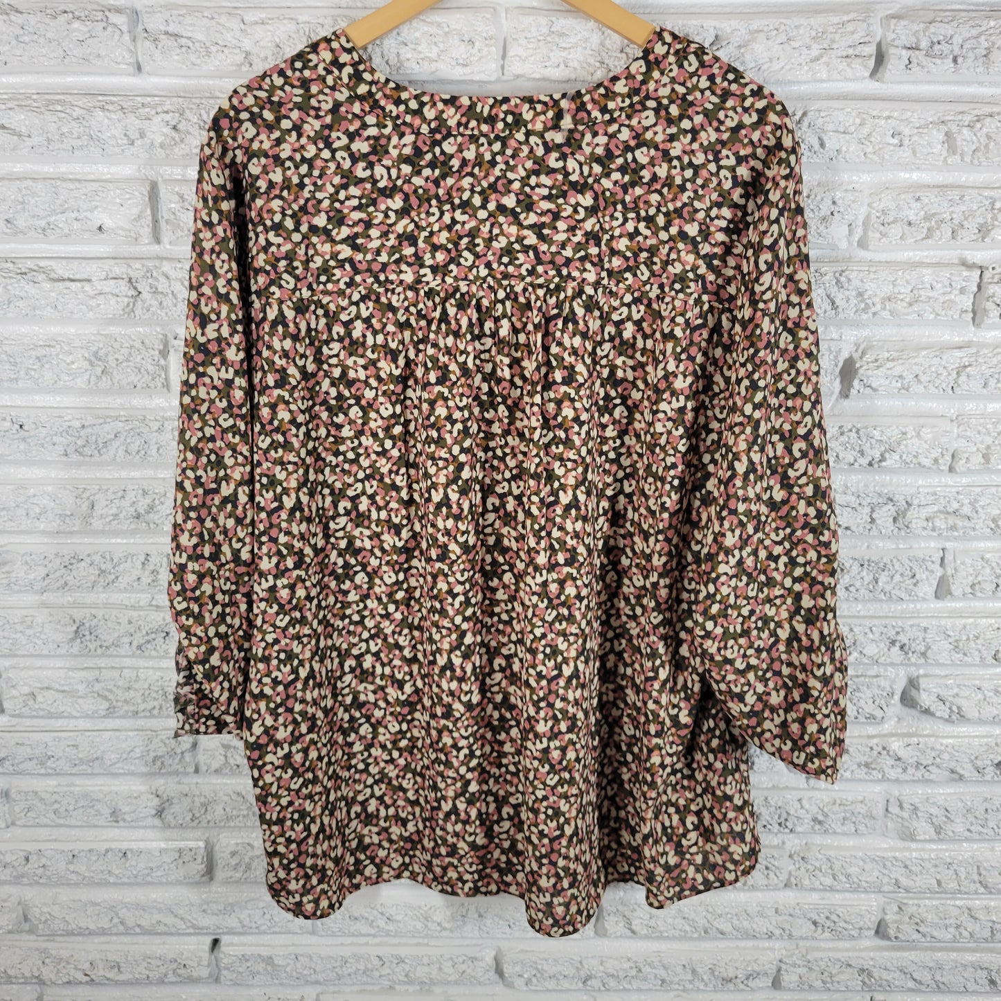 Zac & Rachel Plus 3X Top Womens Blouse V Neck Roll Tab Sleeve Button Up WAT67E