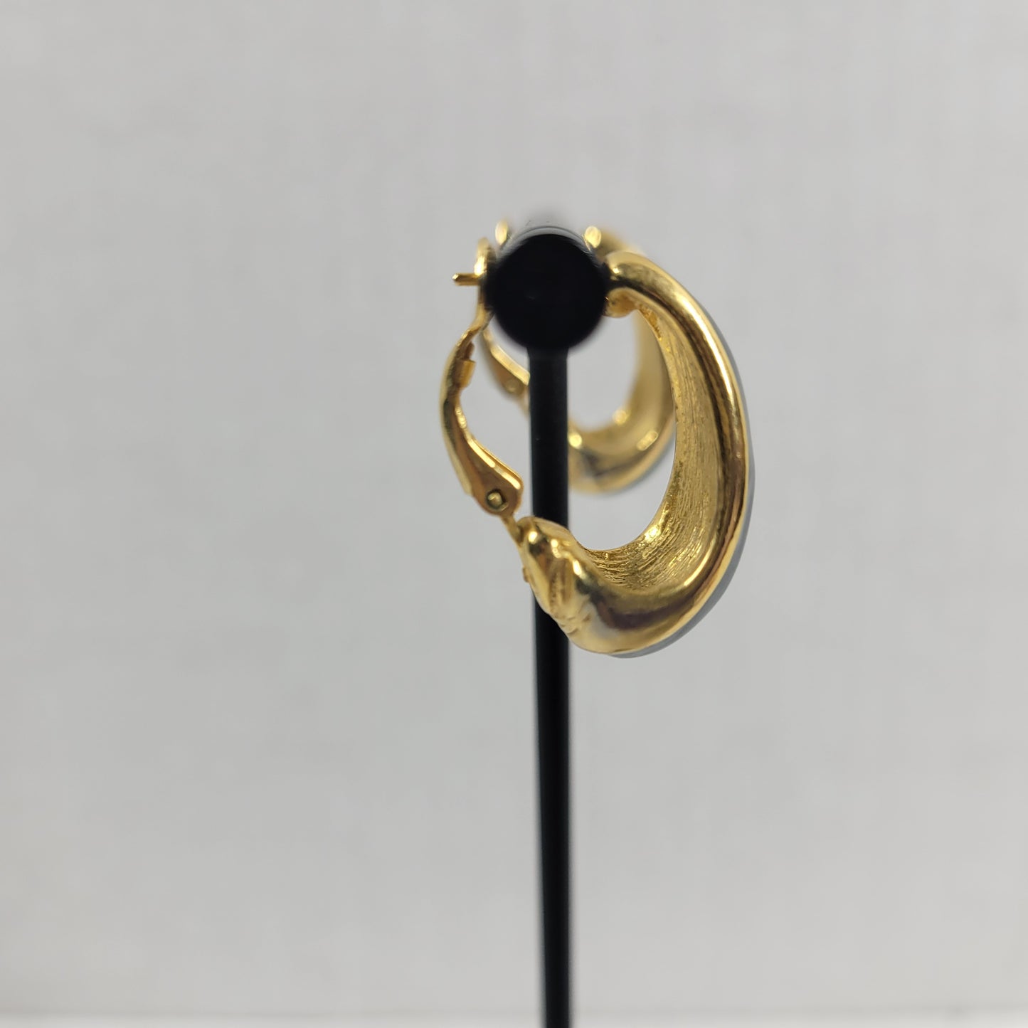 Vintage Gold Tone Black Enamel Omega Back Pierced Chunky Earrings E142E