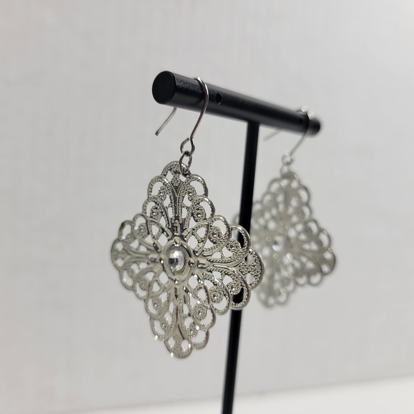 Vintage Silver Tone Filigree Drop Earrings Openwork Rhinestone Diamond E136E