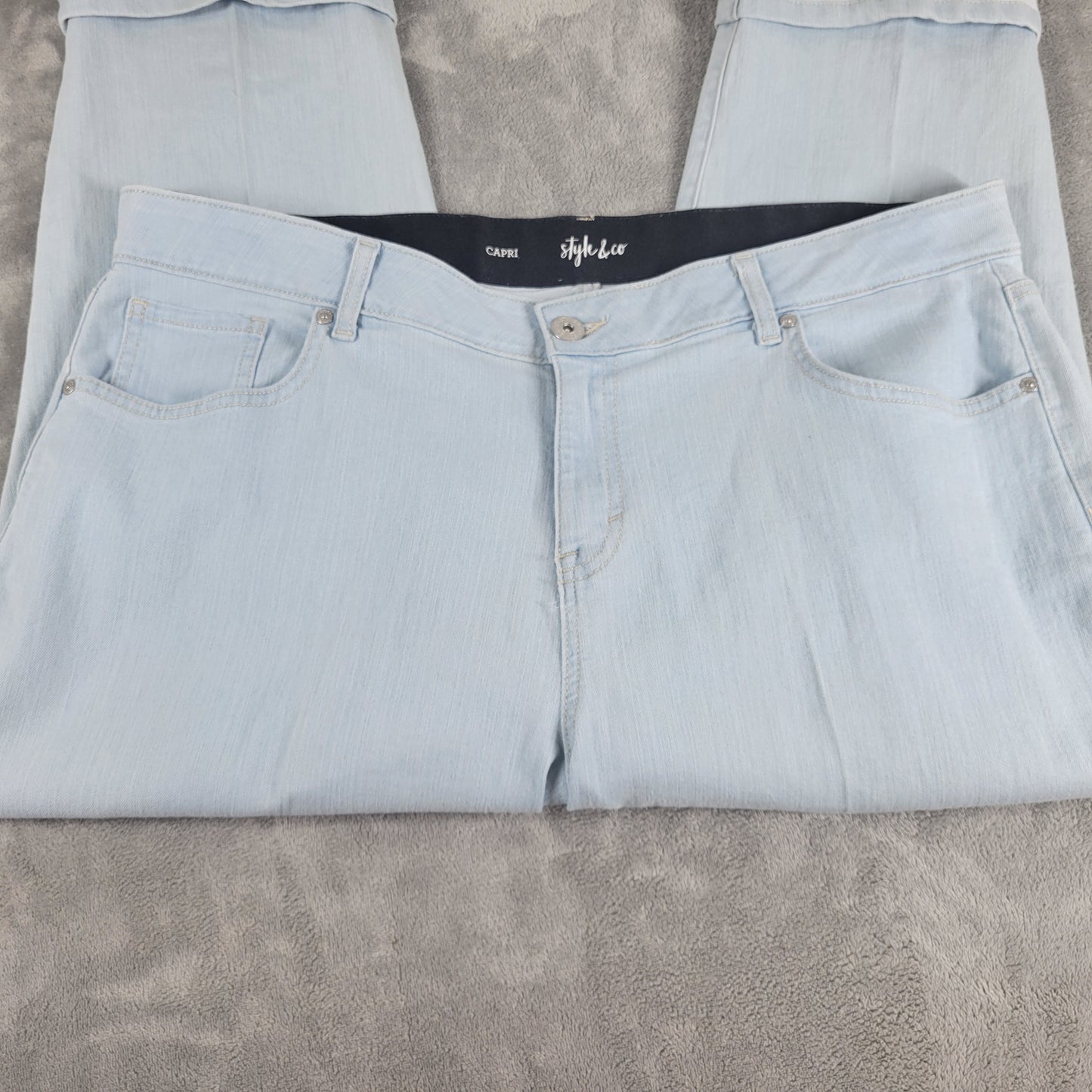 Style Co Womens Light Wash Denim Capris 18W 40 Waist Stretch Cuffed Jeans CAP35E