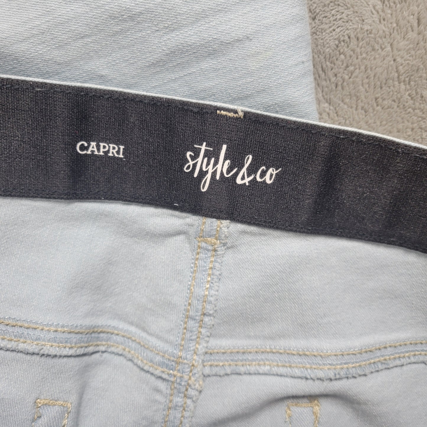 Style Co Womens Light Wash Denim Capris 18W 40 Waist Stretch Cuffed Jeans CAP35E
