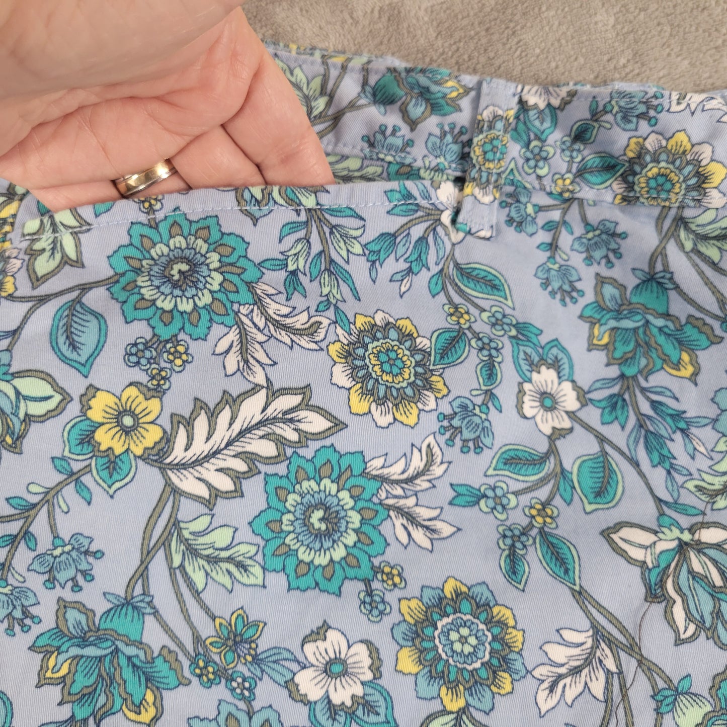 St. John's Bay 18 Shorts Blue Floral Elastic Waist Cotton Blend Pockets FLO121XE