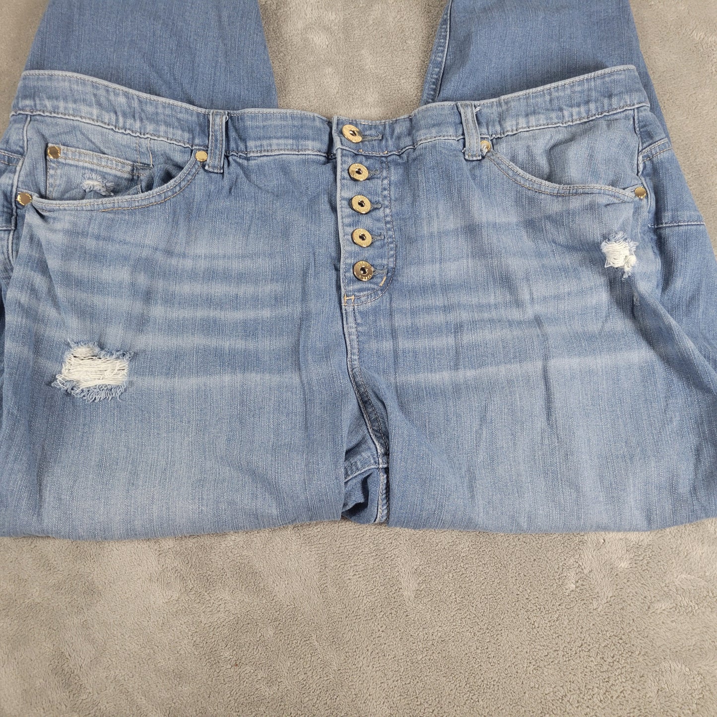 Torrid 22S Bombshell Skinny Capri Jeans Medium Wash Distressed Blue CAP9E