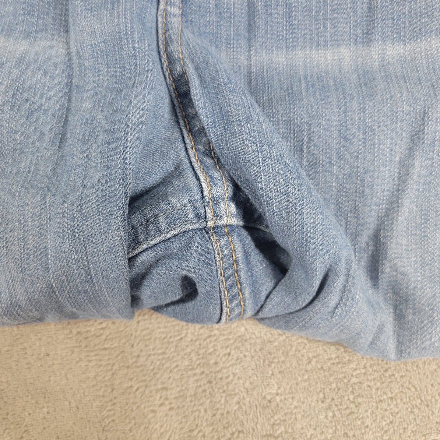 Torrid 22S Bombshell Skinny Capri Jeans Medium Wash Distressed Blue CAP9E