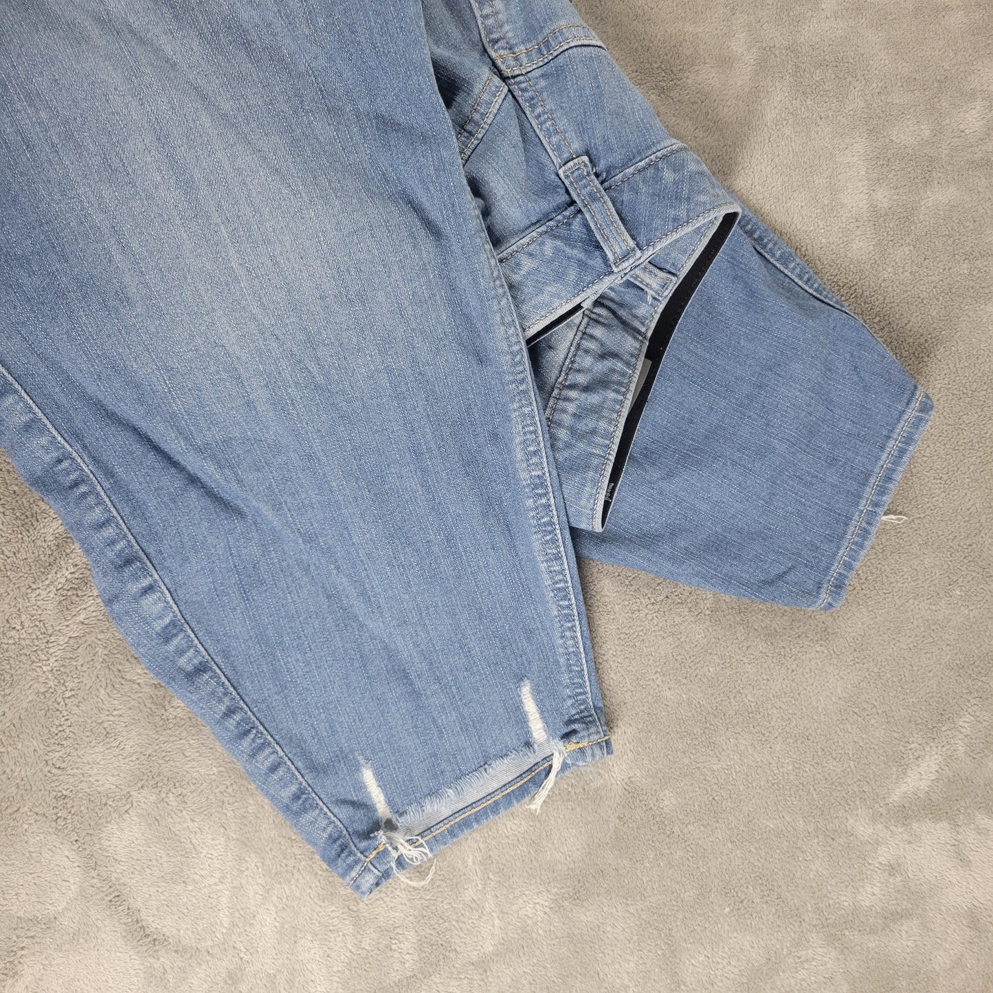 Torrid 22S Bombshell Skinny Capri Jeans Medium Wash Distressed Blue CAP9E