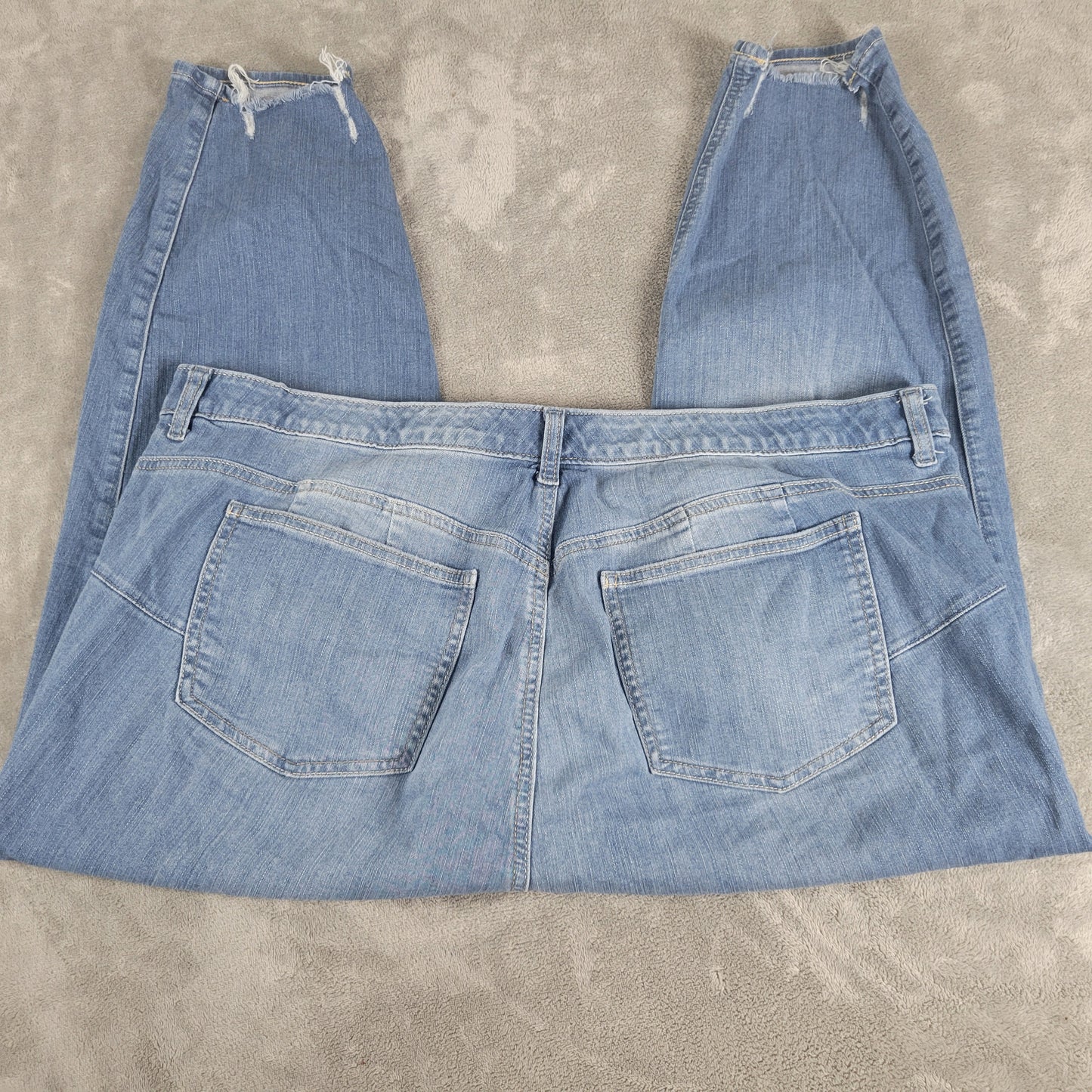 Torrid 22S Bombshell Skinny Capri Jeans Medium Wash Distressed Blue CAP9E