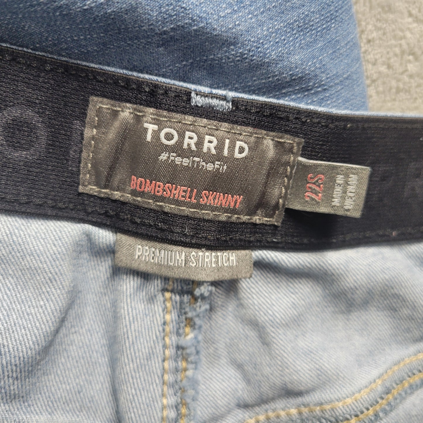 Torrid 22S Bombshell Skinny Capri Jeans Medium Wash Distressed Blue CAP9E