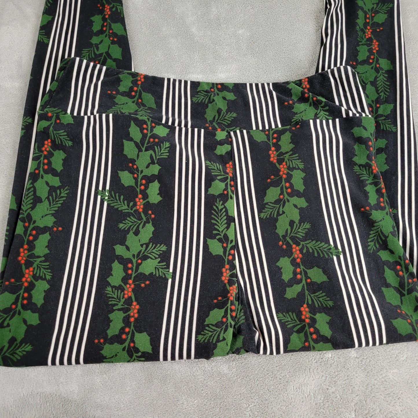 LuLaRoe Christmas Leggings Womens TC2 Holly Berry Stripes Black Green FLO227E