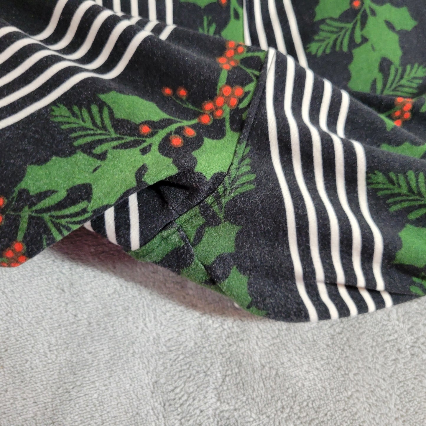LuLaRoe Christmas Leggings Womens TC2 Holly Berry Stripes Black Green FLO227E