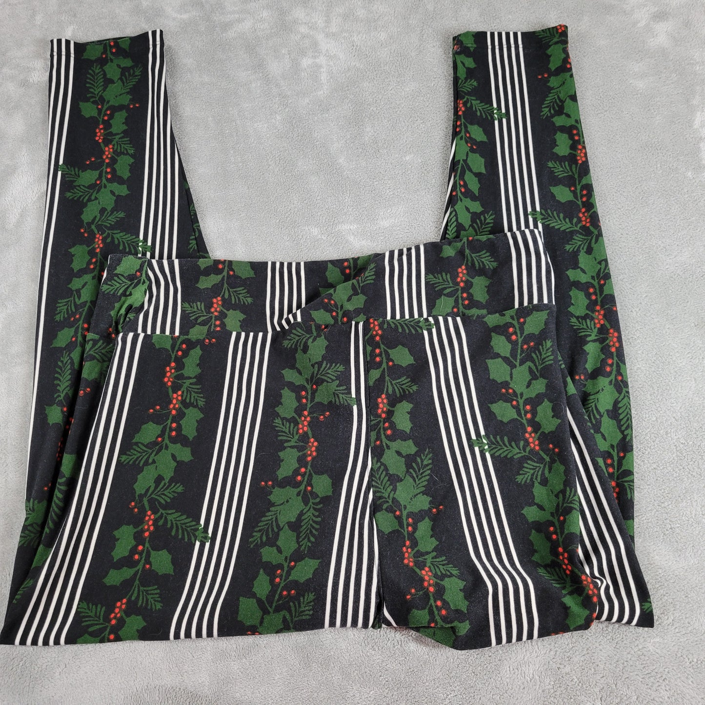 LuLaRoe Christmas Leggings Womens TC2 Holly Berry Stripes Black Green FLO227E