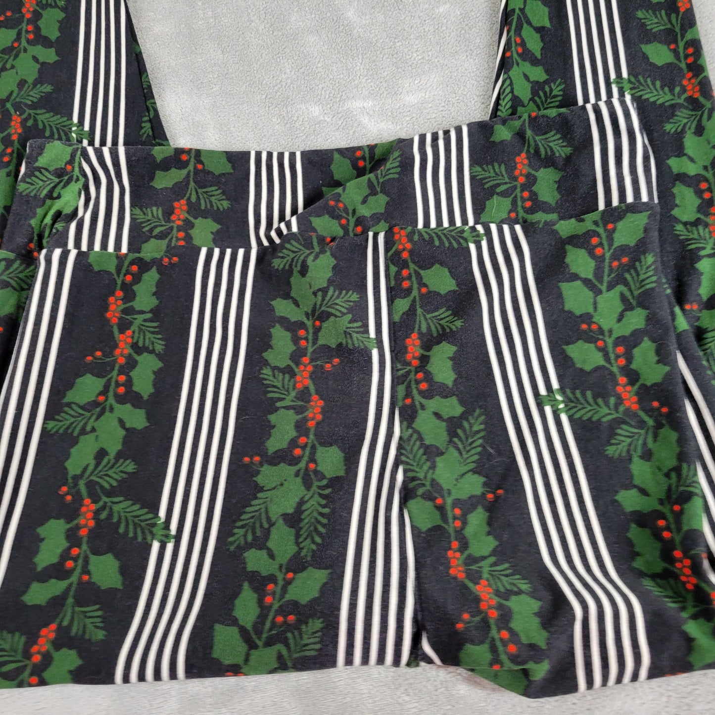 LuLaRoe Christmas Leggings Womens TC2 Holly Berry Stripes Black Green FLO227E