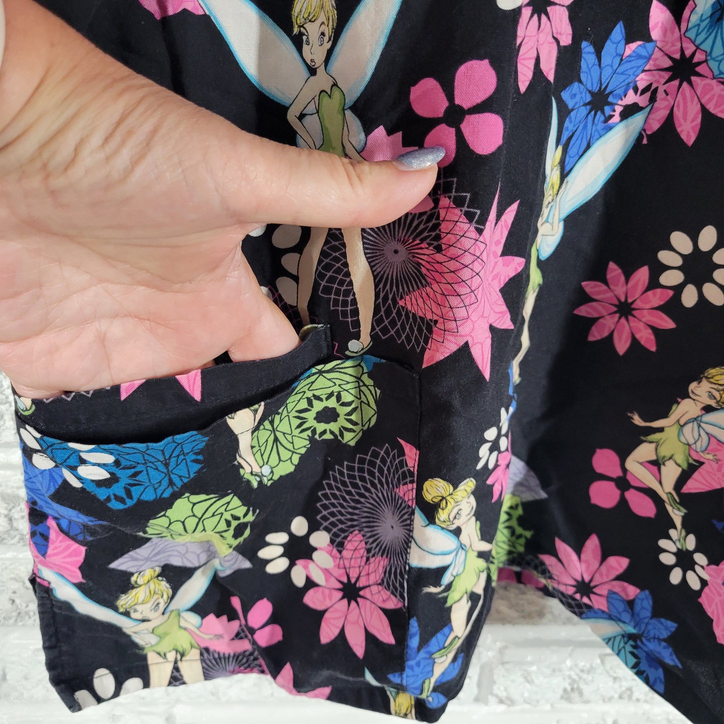 Disney Tinkerbell Scrub Top XL Multi Color Floral Cotton Nurse Medical NOV100E