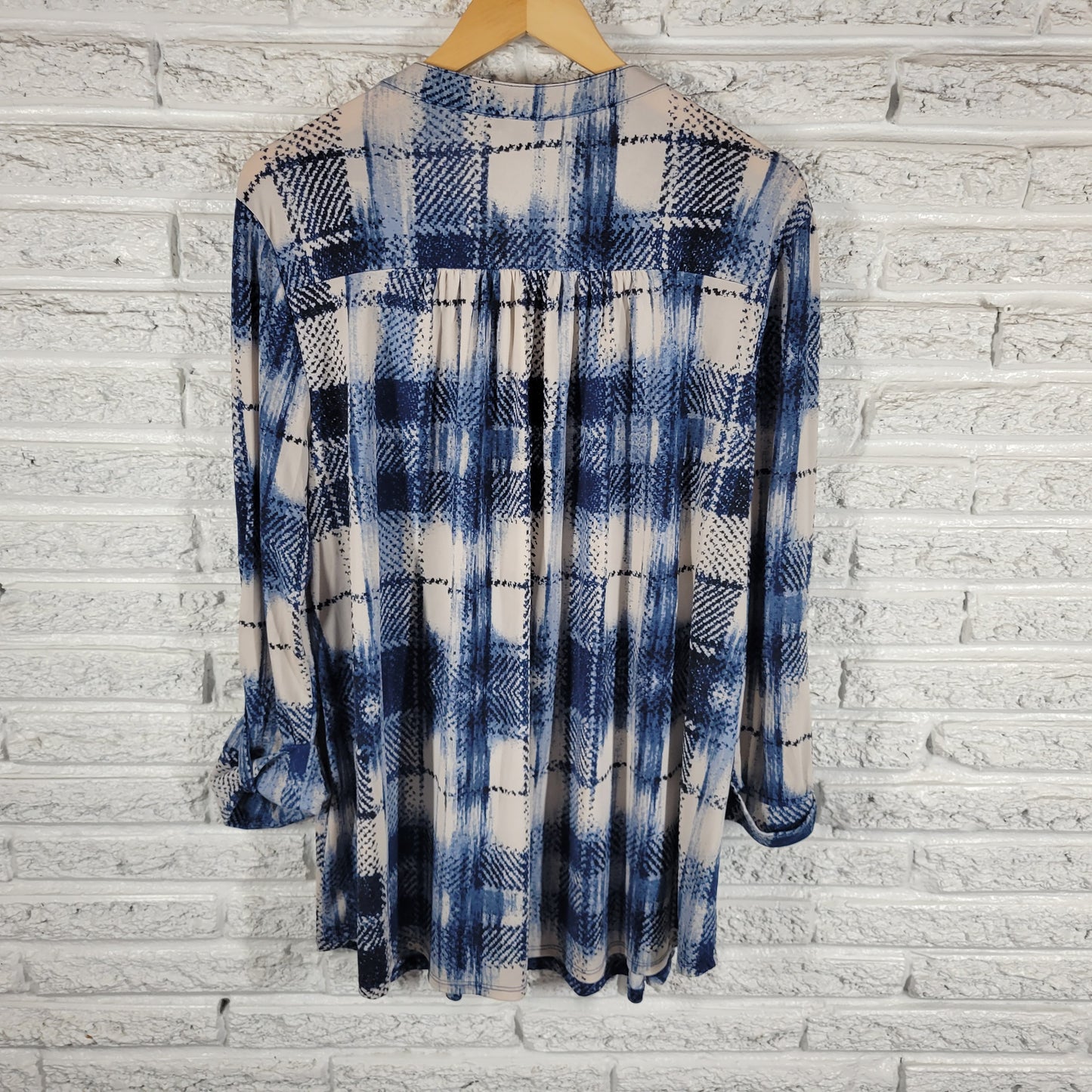 Cocomo Top Womens 2X Blue White Plaid V-Neck Button Up Roll Tab Sleeve PLA14E