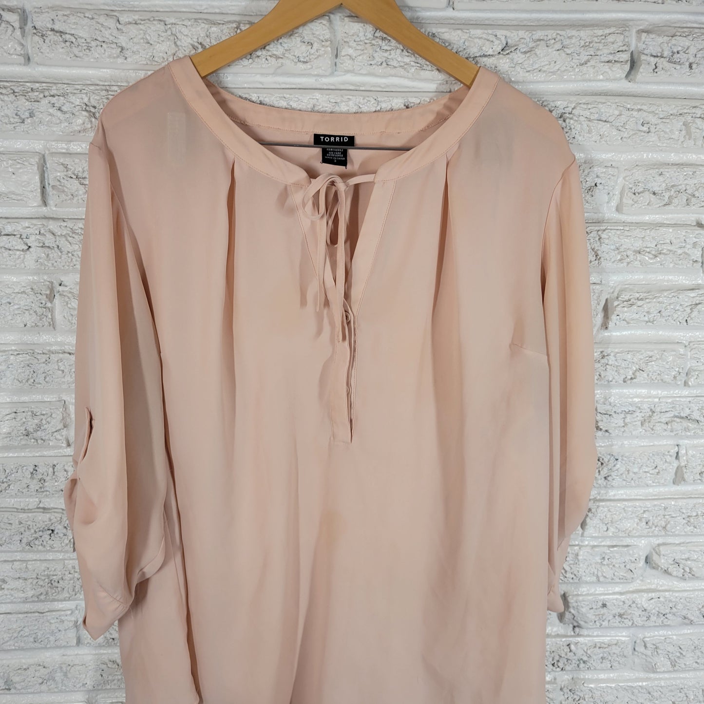 Torrid 3X Pale Pink Sheer Button Up Top 3/4 Roll Tab Sleeve Keyhole PIN10E