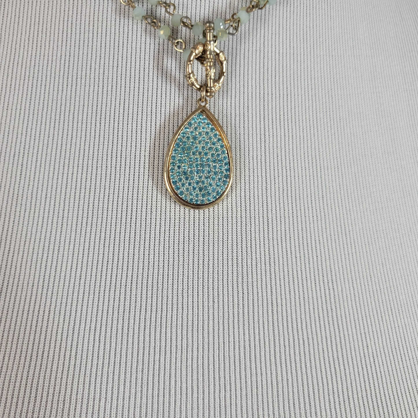 Vintage Gold Tone Beaded Teardrop Pendant Necklace Blue Crystal Toggle N3E