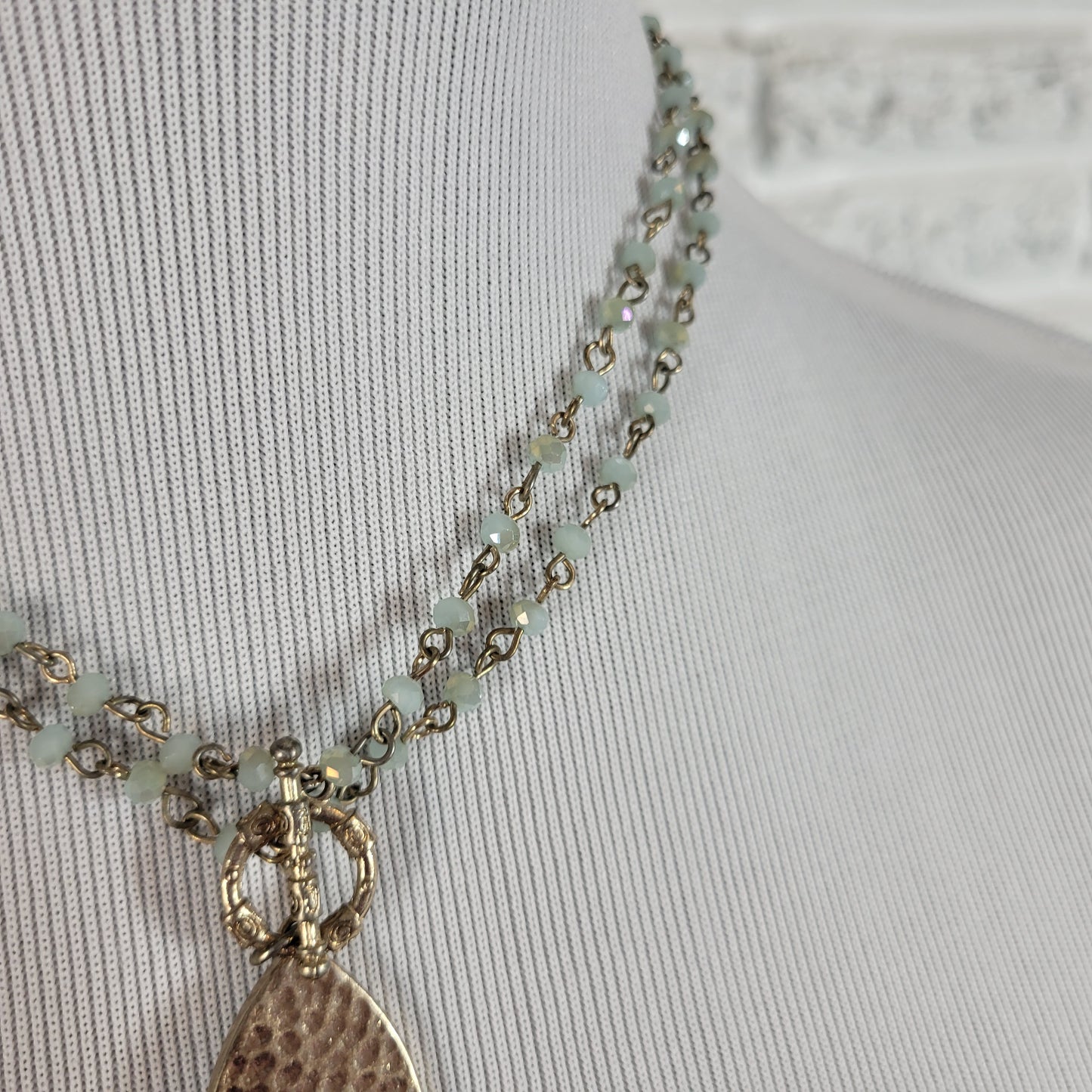 Vintage Gold Tone Beaded Teardrop Pendant Necklace Blue Crystal Toggle N3E